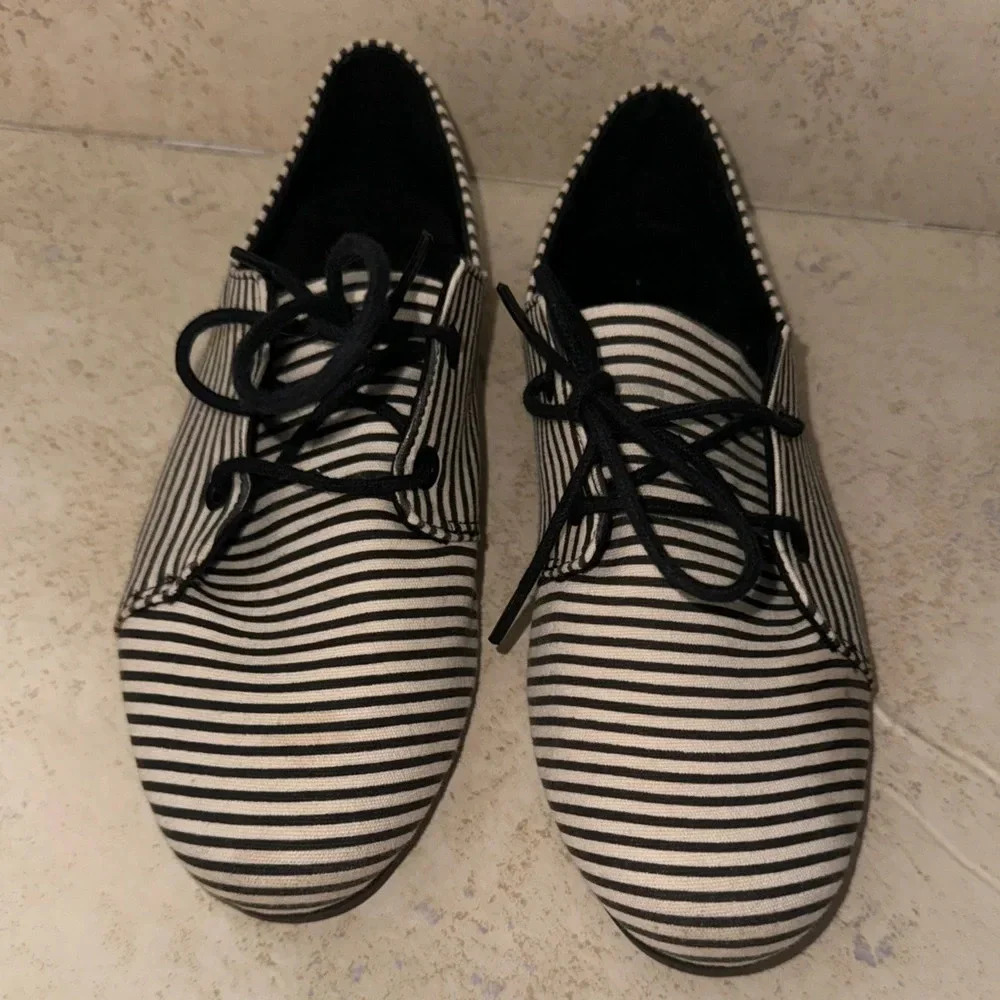 VOLCOM Soul Mates Flats Womens Sz 6 Slip-On Loafer Sneaker Black & white stripes